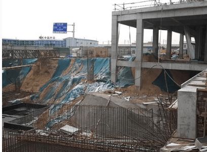 中铁建工集团郑州南站拌和站料仓无车辆冲洗设施砂石物料露天堆放