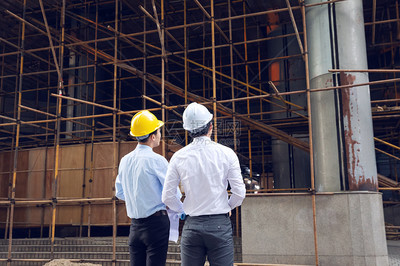 建筑工程师讨论施工项目背影