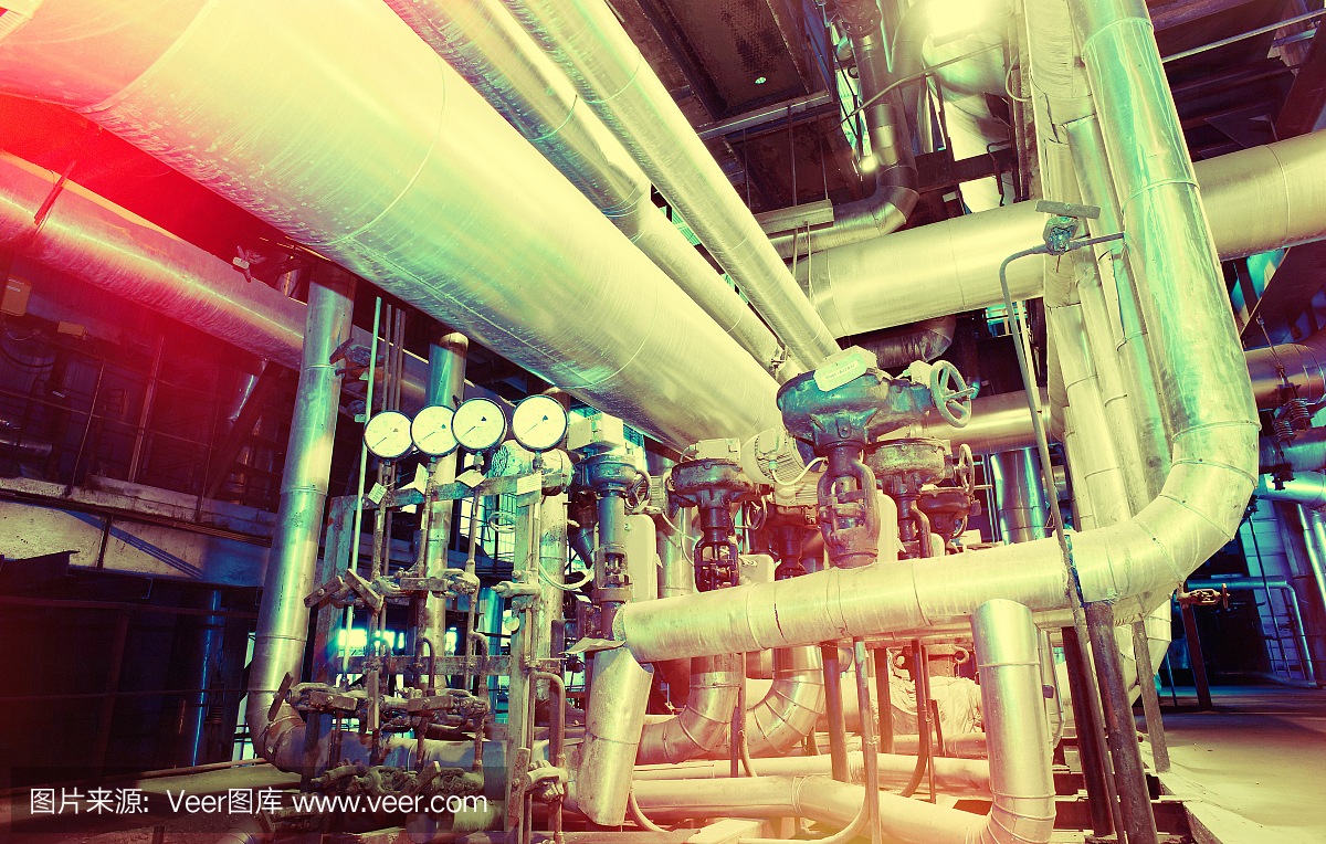 现代工业发电厂内的设备、电缆和管道
