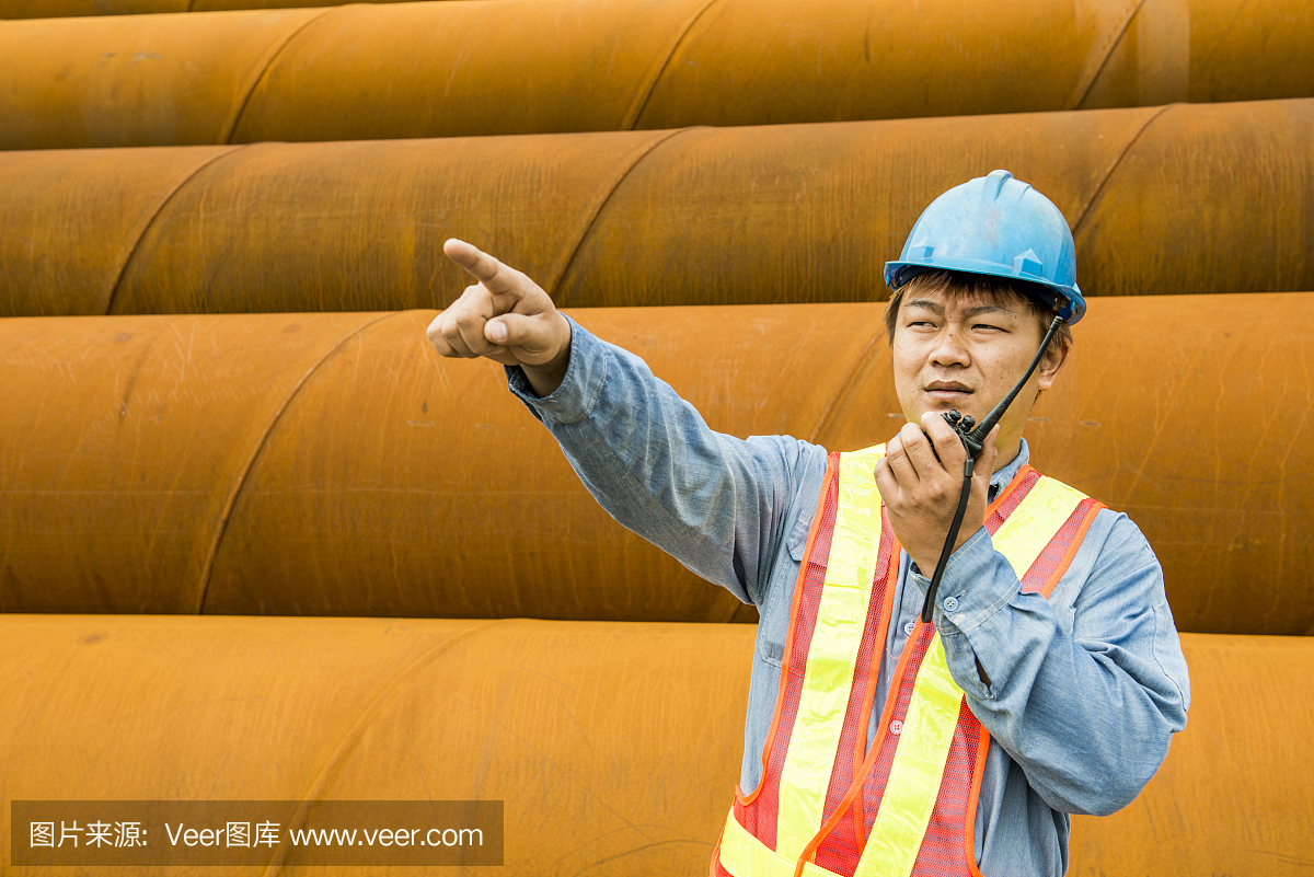 建筑工人在起重机的背景下检查现场