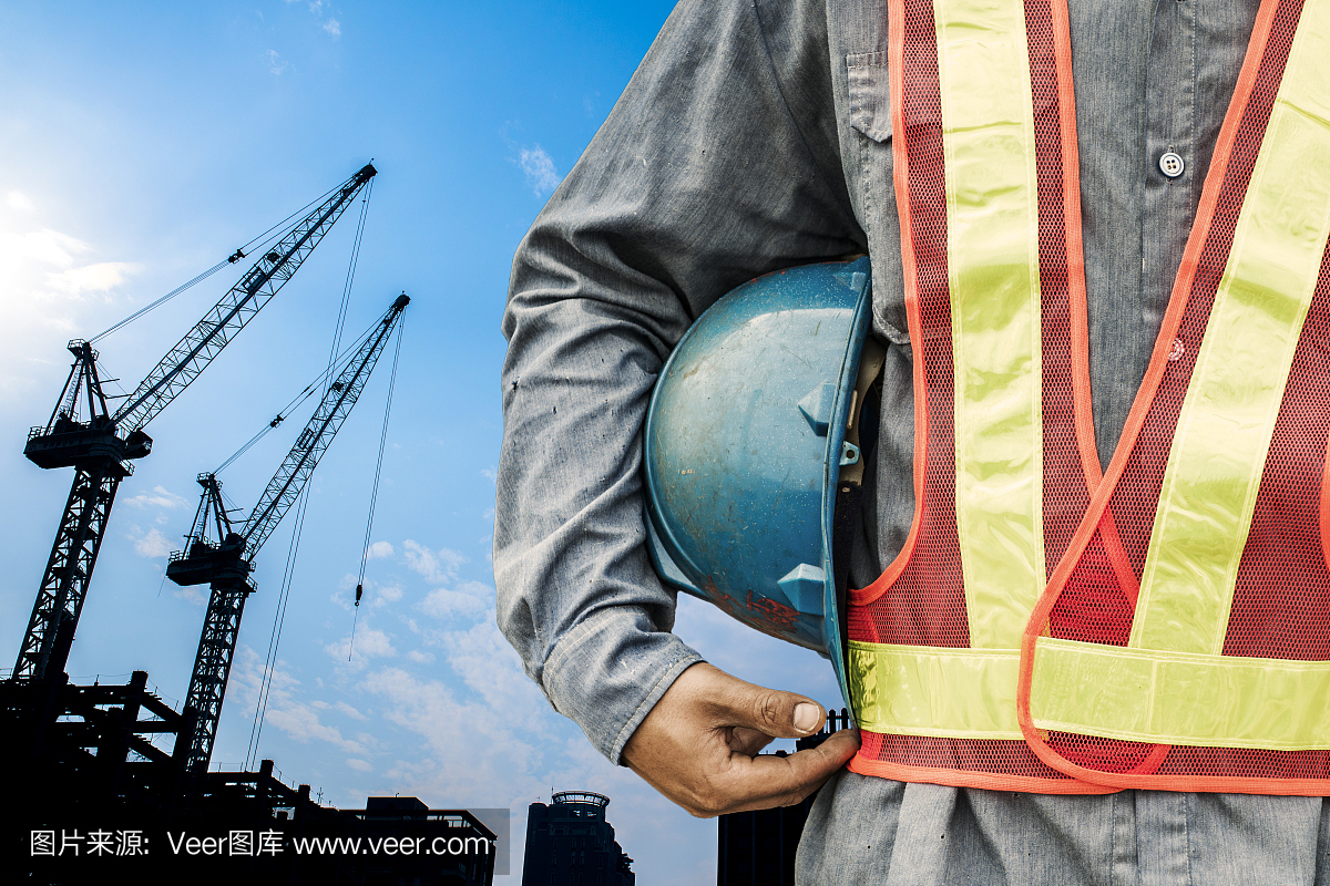 拿着蓝色头盔的男人靠近了