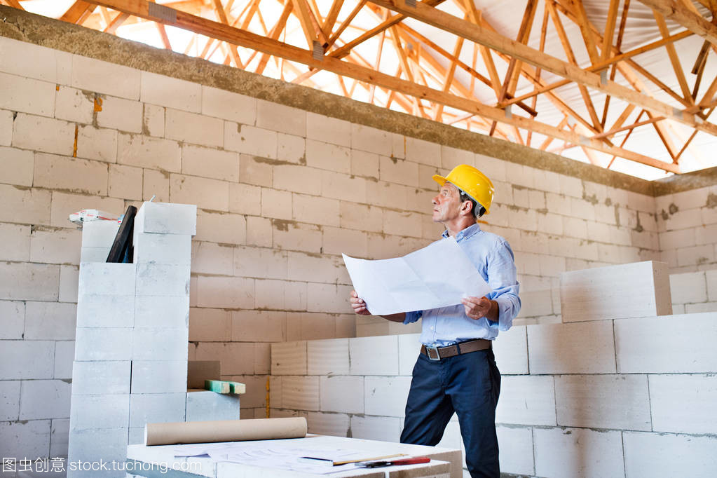 高级建筑师或建筑工地土建工程师