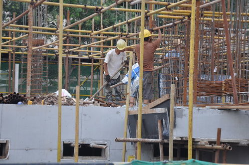 3亿农民工的现状,工资高养家也难