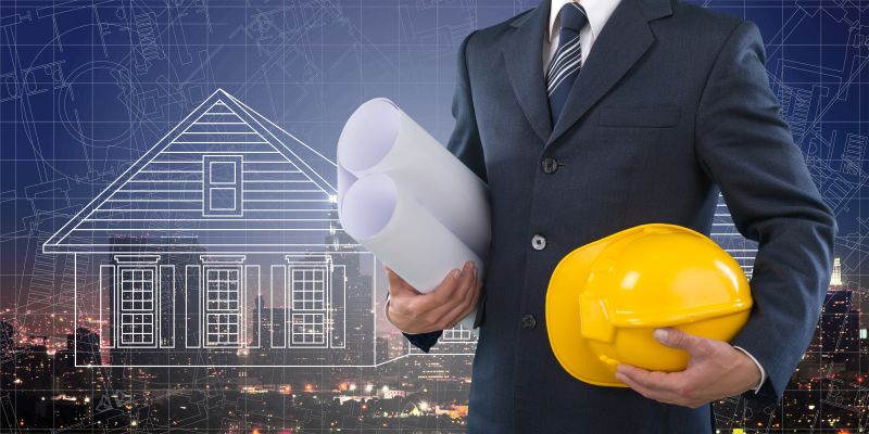 戴头盔在建筑工地工作的男性测量工程师