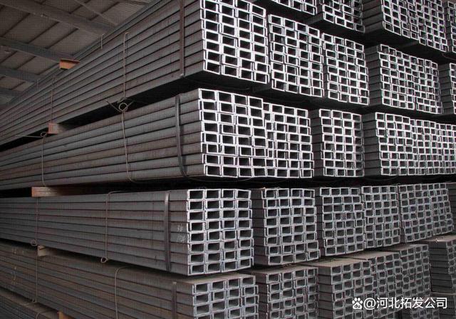 镀锌槽钢是一种常见的金属产品,主要用于建筑工程,桥梁,公路,汽车制造